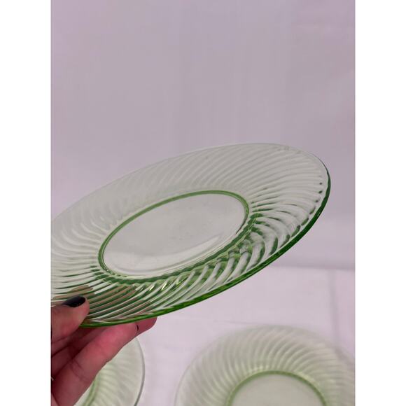 VTG 4 PC Green Depression Glass Swirl Pattern 8" Plates Uranium GLOWS - Picture 16 of 16